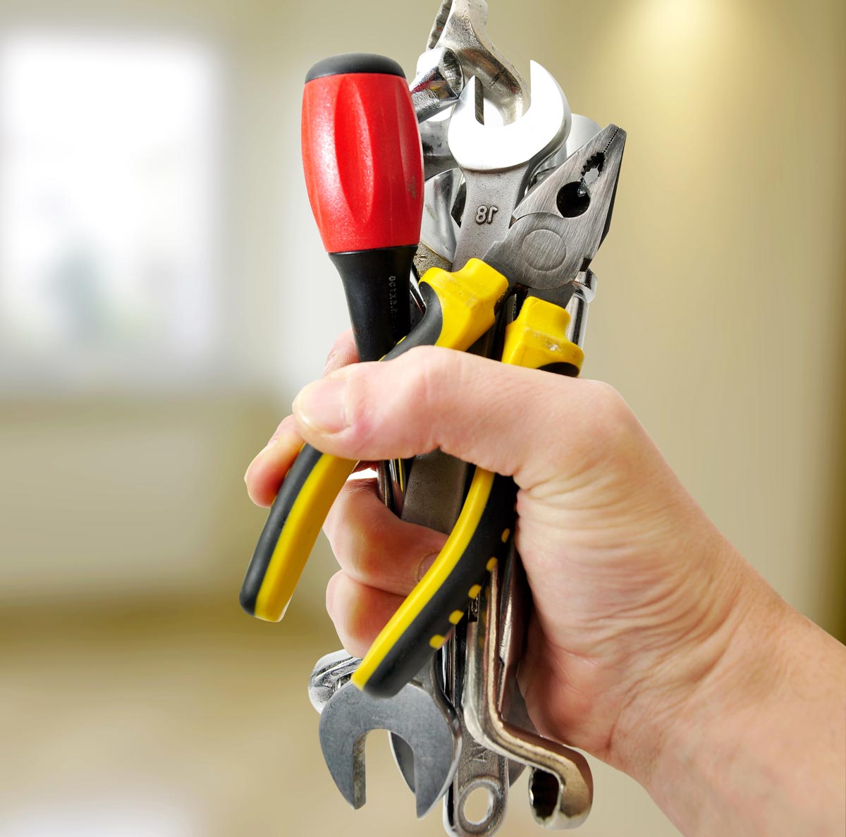 LuckyHome Baudienstleistungen - Abbildung einer Hand, die verschiedene Werkzeuge hält