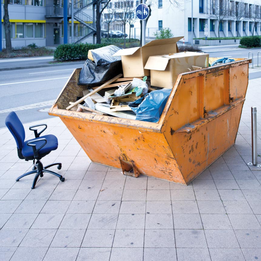 LyckyHome Containerdienst - Foto eines gefüllten Containers auf der Straße